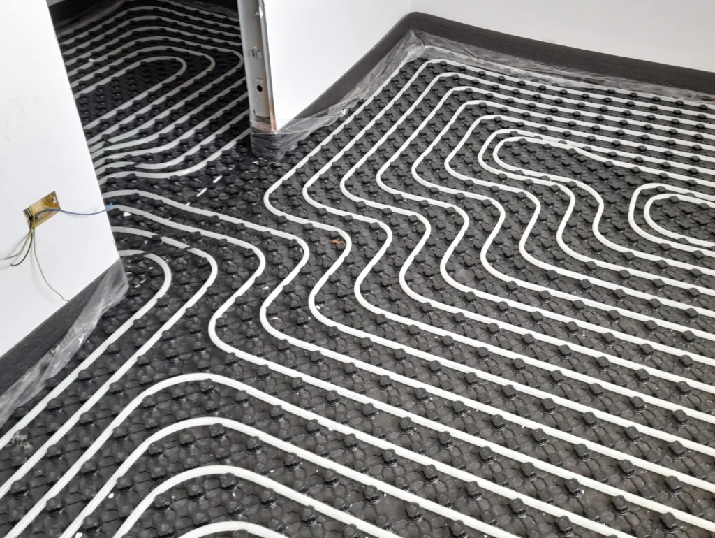 Fußbodenheizung: Heizschleifen auf Noppensystemplatte